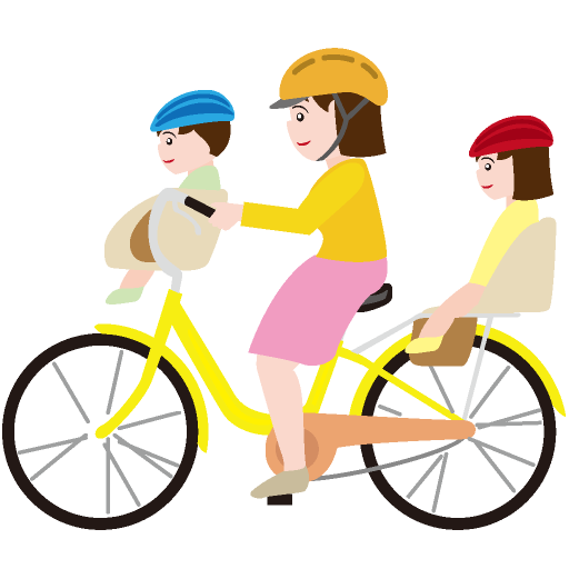 ヘルメットをかぶって自転車に乗る親子三人